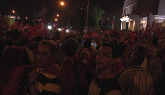 Gaziantep Valiliği önünde etten duvar