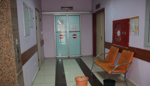 Hastane çatısından akan suya kovalı çözüm