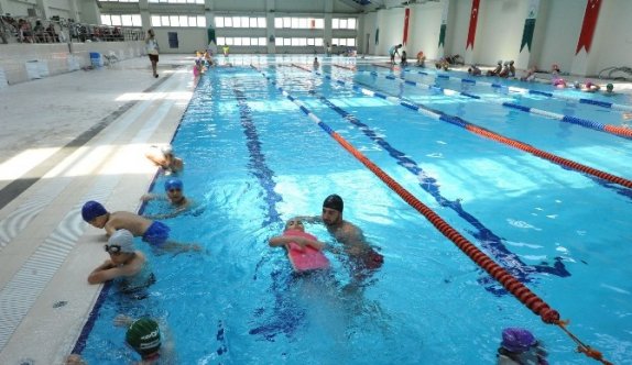 Havuzlar çocuklarla doldu