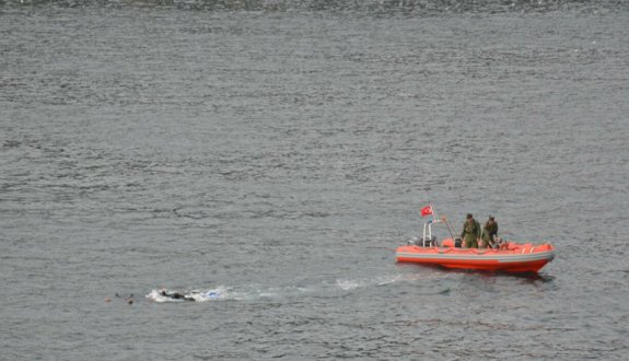 İstanbul Gürpınar açıklarında içerisinde 5 kişi bulunan bir Fiber tekne battı