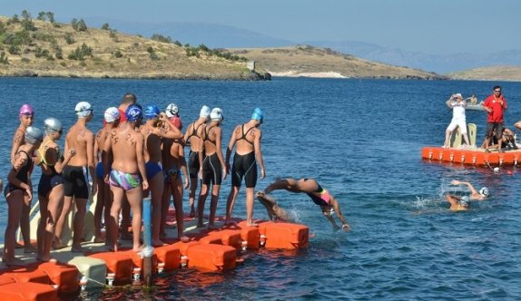 İzmir Açık Su Yüzme Yarışması, Foça’nın mavi sularında yapıldı