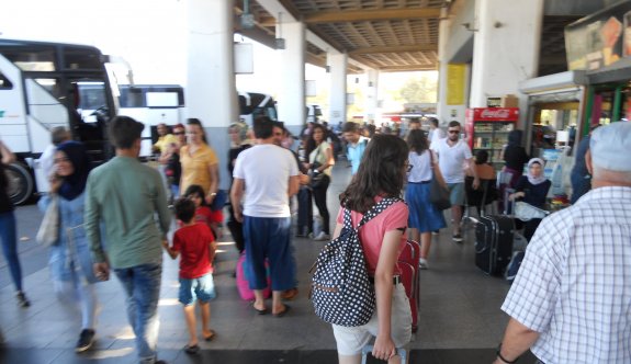İzmir otogarında dönüş yoğunluğu