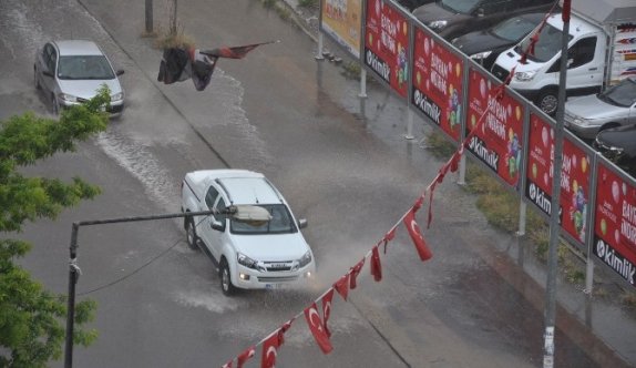 Kars’ta sağanak yağmur caddeleri sular altında bıraktı