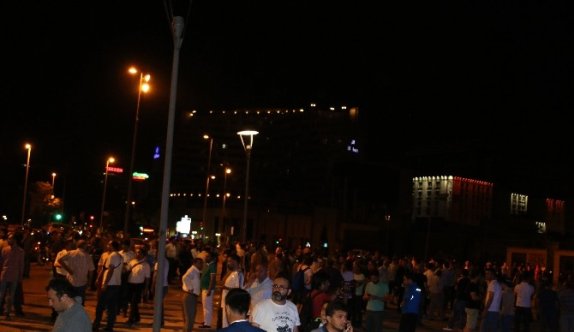 Kayseri’de vatandaş darbe girişimine karşı sokağa döküldü