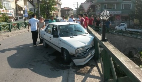 Otomobil köprü korkuluklarına çarparak durabildi