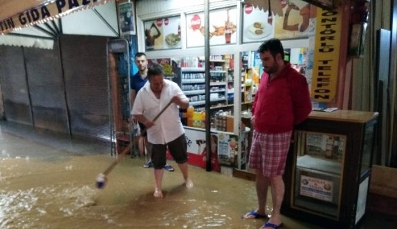 Rize’de birçok ev ve iş yerini su bastı
