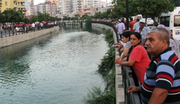 Sulama kanalına uçan sürücüyü vatandaşlar kurtardı