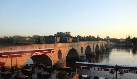 Tarihi köprülere kamyonlar çekildi, uluslararası yol geçişlere kapatıldı