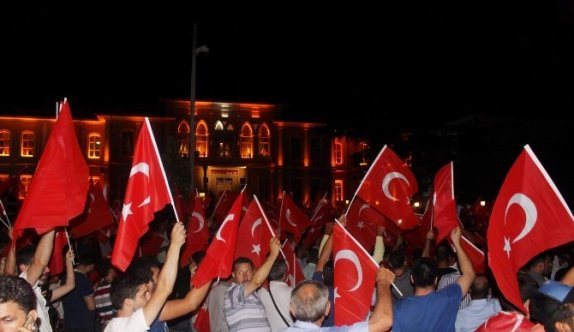 Tekirdağ darbe girişimine karşı sokağa döküldü