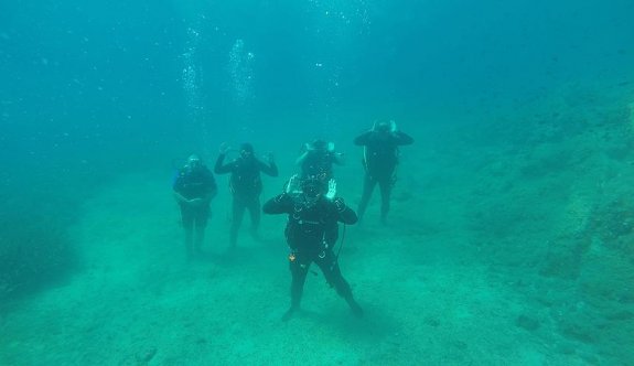 Terör saldırısında ölenler için su altında namaz kıldılar