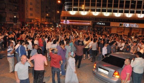 Uşak halkı sokaklara dökülerek darbe girişimine tepki gösterdi