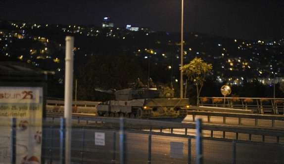 Vatandaşlar Boğaz köprüsündeki askeri aracı ele geçirdi