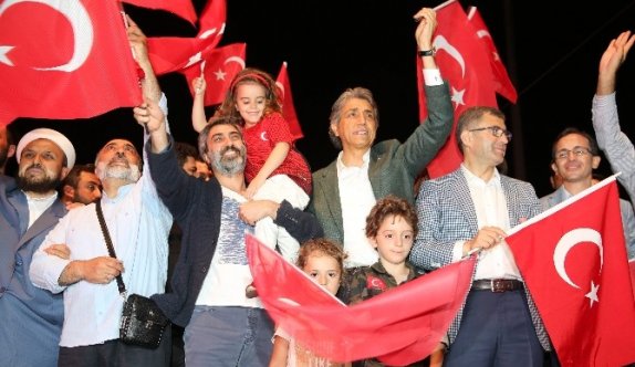 Yüz binler Boğaziçi Köprüsü’ne demokrasi için yürüdü