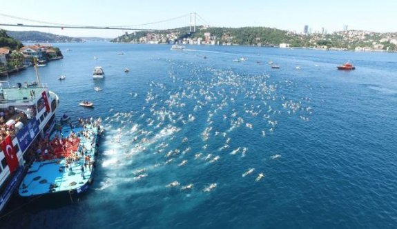 Yüzücüler İstanbul Boğazı'nda kıyasıya yarıştı