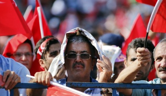 40 derece sıcakta yüksek güvenlikli demokrasi nöbeti başladı