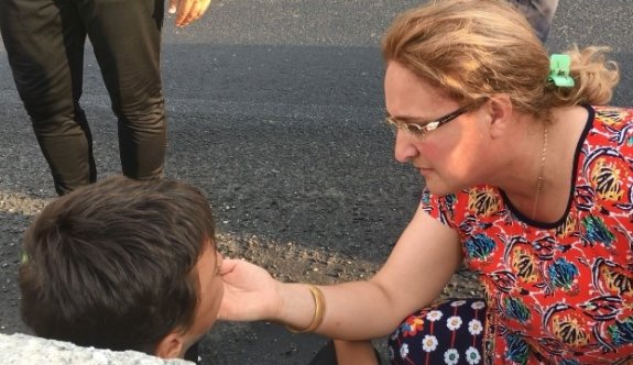 Alev topuna dönen otomobilden son anda kurtuldular