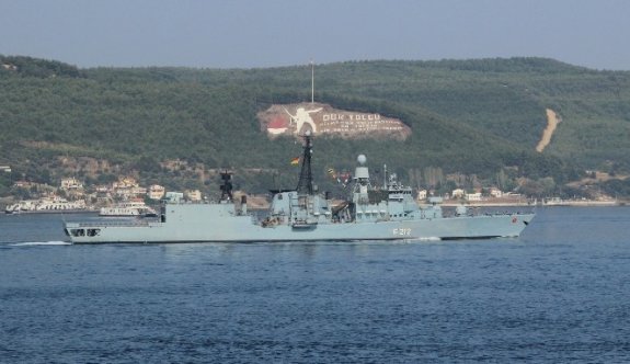 Alman savaş gemisi ’Karlshure’ Çanakkale’ye geldi
