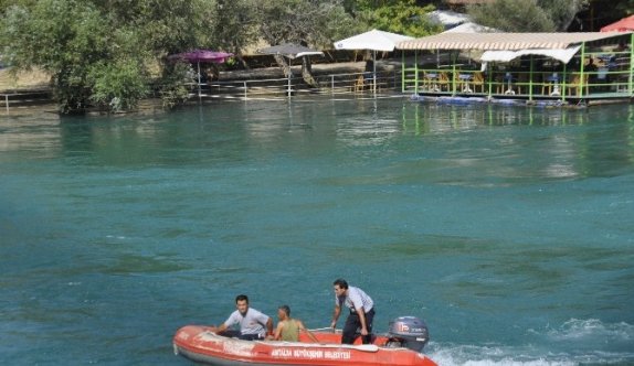 Balık avlarken mahsur kaldı