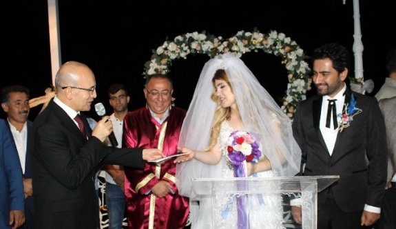 Başbakan Yardımcısı Mehmet Şimşek, yeğeninin düğününe katıldı