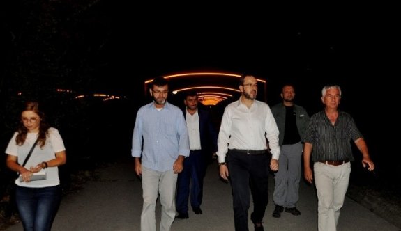 Başkan Ayaz, dekoratif ahşap kemer aydınlatmalarını inceledi