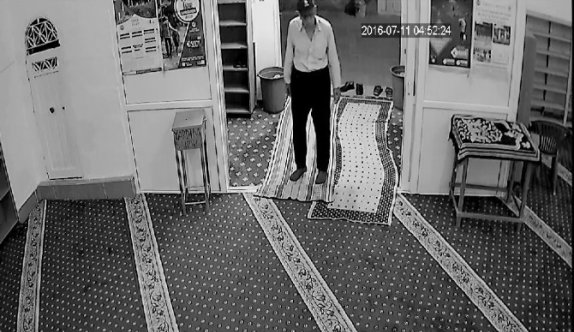 Camideki bağış kutusunu çaldı