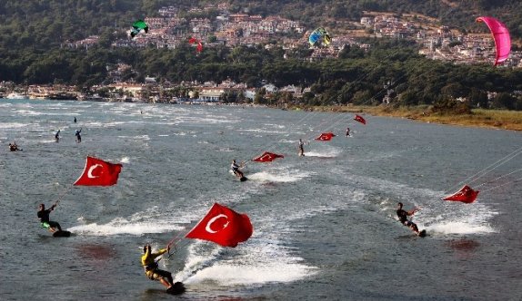 Denizde ay-yıldızlı kutlama