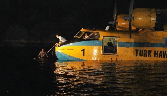 Denize acil iniş yapan uçağı halatlarla çektiler