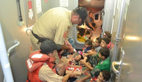 Denizin ortasında bozulan teknede mahsur kalan 24 Suriyeli göçmen kurtarıldı