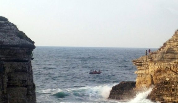 Dev dalgalar kayaların üzerinde gezen baba ve oğlunu yuttu