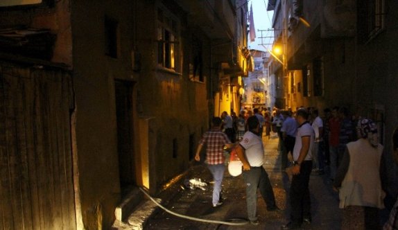 Evi terk eden eşine kızıp evi yaktı