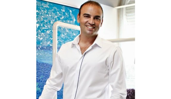 Gülerken alt diş görünmesi yaşlılık belirtisi veriyor