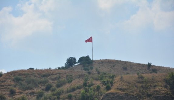 İndirilen Türk Bayrağı’nın yerine yenisi göndere çekildi