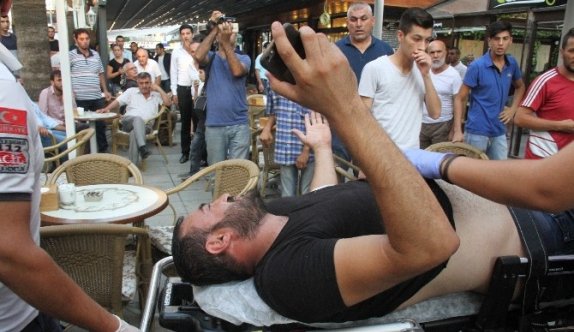 Kafeteryada çay içerken ayağından vurdular