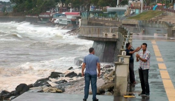 Karadeniz’de dev dalgalar sahilleri dövüyor