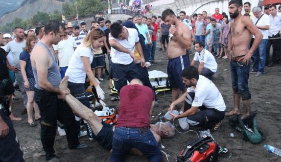 Karadeniz’in dev dalgaları iki kişiyi yuttu