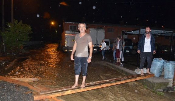 Köprüyü sel aldı, yaklaşık 40 hane mahsur kaldı