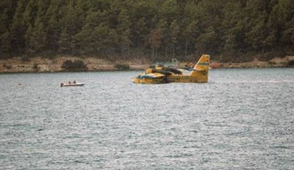 Yangın uçağı deniz ortasında kaldı