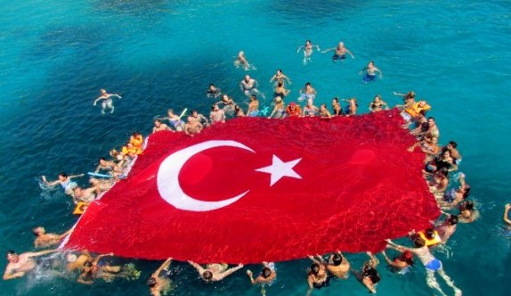 Zafer Bayramı için denizde 120 metrekarelik bayrak açıldı