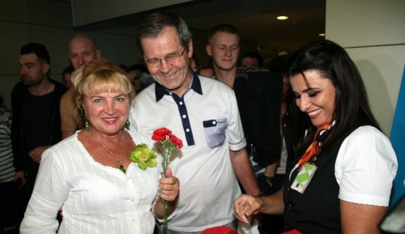 10 aylık yasak kalktı, Ruslar çiçeklerle karşılandı