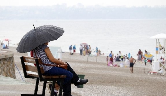 Antalya’da yağmur tatilcileri denizde yakaladı