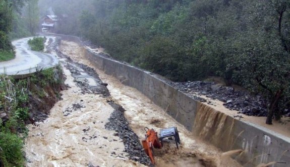 Artvin’de dereler taştı, iş makineleri dere sularına kapıldı