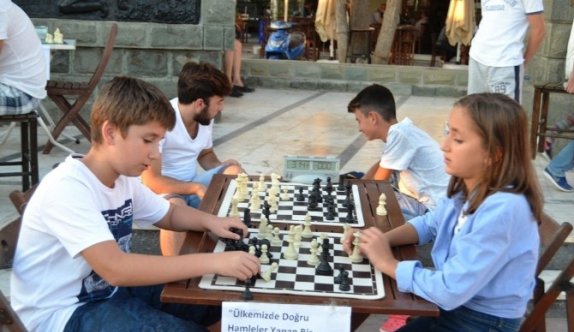 Ayvalık’ta satranç sokağa taştı