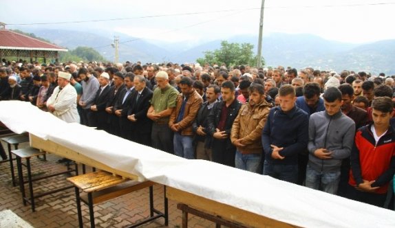 Denizde boğulan 3 kardeş toprağa verildi