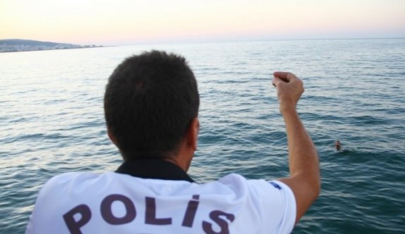 Denizde yüzerek gözden kaybolan genç polisi alarma geçirdi