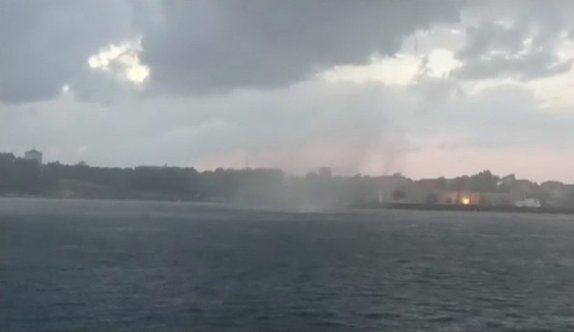 Denizin ortasında hortumla karşı karşıya kaldılar