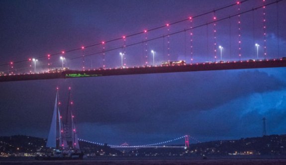 Efsane gemi Rainbow Worrior boğazdan böyle geçti