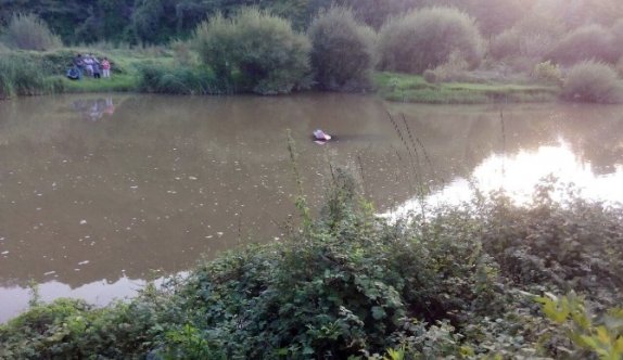 El frenini çekmeyi unuttuğu otomobili sulara gömüldü