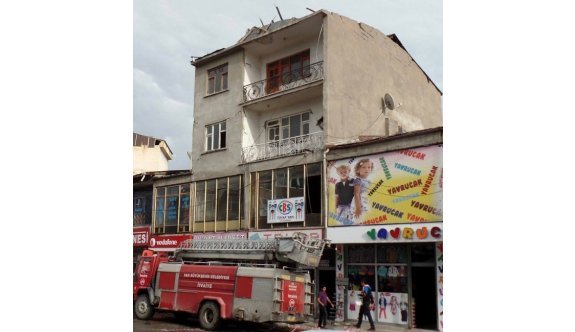 Erciş’te fırtına çatıları uçurdu