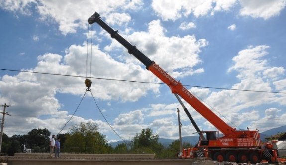 Eşme Maden Deresi Köprüsü’nün kirişleri yerleştirildi