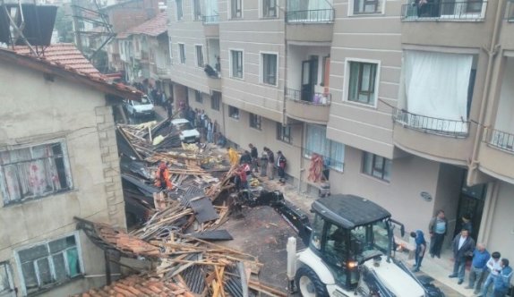 Fırtına çatıları uçurdu, ağaçları devirdi